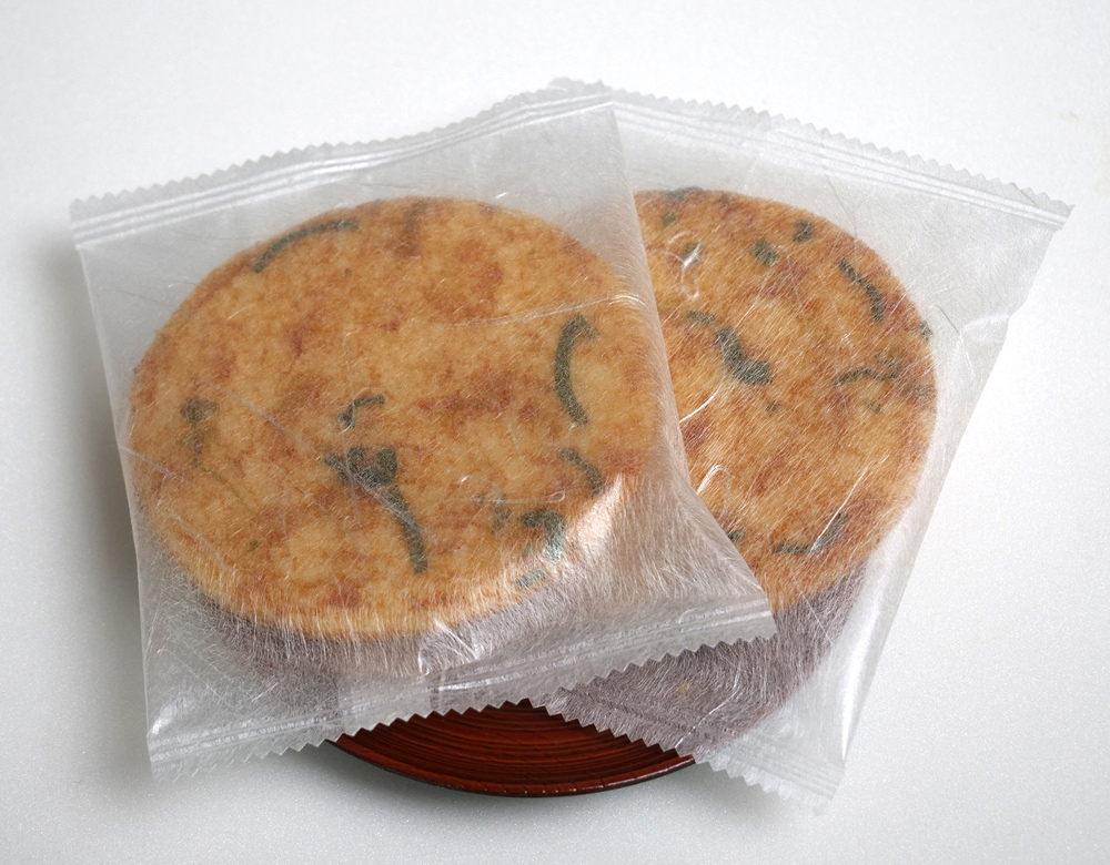 あきらちゃんのお煎餅「ねぎみそ」の個包装(商品一覧へのリンク背景)